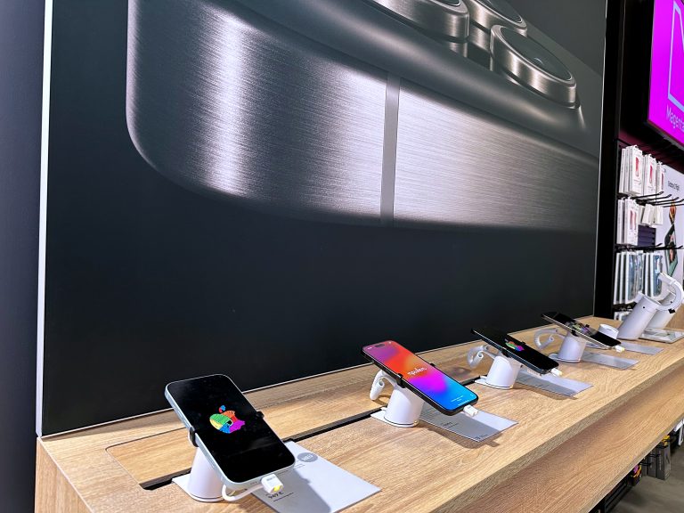 Smartphones Innenansicht Shop Event 84 GmbH - Ihr Telekom Partner in Germersheim.